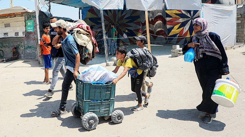 Người dân sơ tán tránh xung đột tại miền nam Dải Gaza.