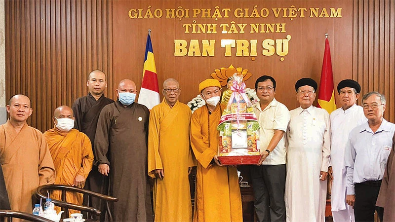 Đại diện Ủy ban Mặt trận Tổ quốc tỉnh Tây Ninh và các tôn giáo thăm, chúc mừng lễ Phật đản.