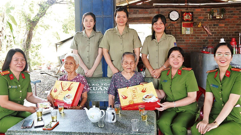 Trung tá Lê Thị Hồng Thủy (ngoài cùng bên trái) thăm hỏi và trao quà tặng các Bà mẹ Việt Nam Anh hùng trên địa bàn huyện Dầu Tiếng, tỉnh Bình Dương. 