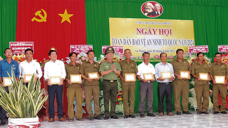 Khen thưởng các tập thể, cá nhân có thành tích xuất sắc trong phong trào "Toàn dân bảo vệ an ninh Tổ quốc". 