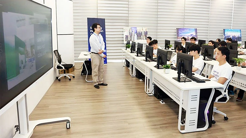 Các học viên tham gia khóa học của Samsung Innovation Campus tại cơ sở NIC Hòa Lạc. (Ảnh: NGUYỄN ĐỨC)