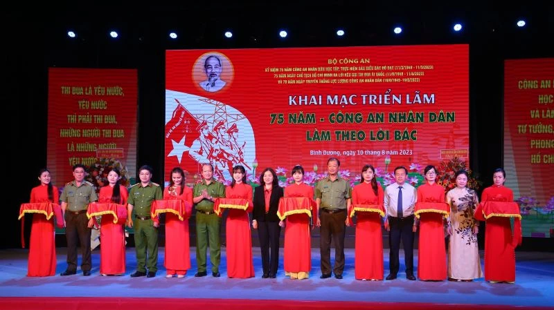 Các đại biểu thực hiện nghi thức khai mạc triển lãm.