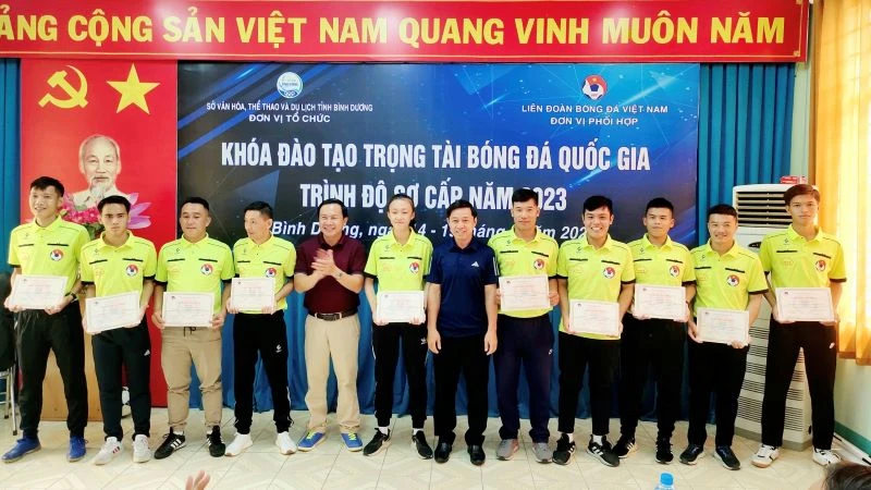 Ban tổ chức trao giấy chứng nhận cho học viên.