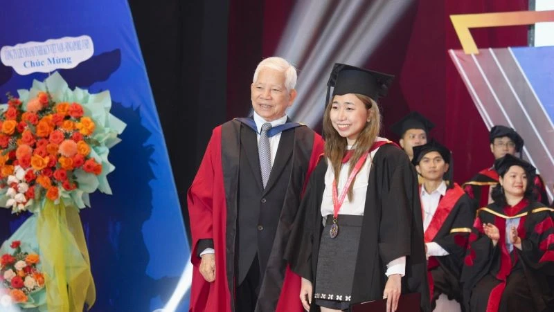 Nguyên Chủ tịch nước Nguyễn Minh Triết chúc mừng các tân cử nhân, tân kỹ sư.