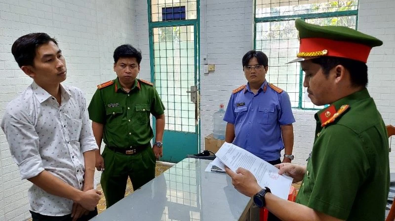 Cơ quan Cảnh sát điều tra thi hành lệnh bắt tạm giam đối với Tôn Lâm Sỹ.