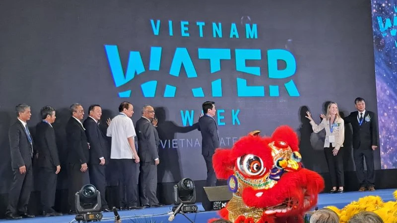 Các đại biểu thực hiện nghi thức khai mạc Tuần lễ ngành nước Việt Nam 2023.