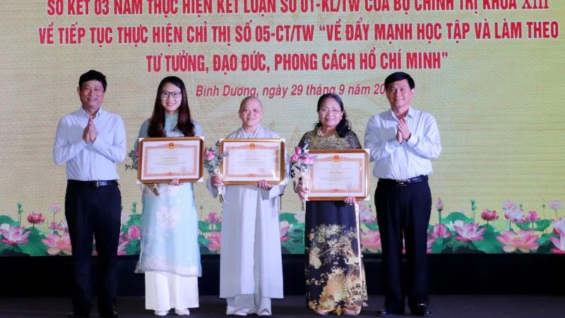 Thừa ủy nhiệm, lãnh đạo tỉnh Bình Dương đã trao Bằng khen của Thủ tướng Chính phủ cho các cá nhân. 