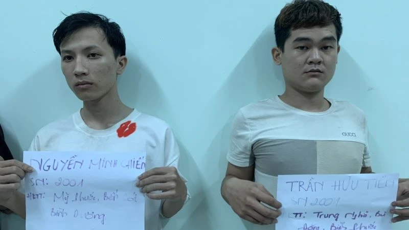 Đối tượng Nguyễn Minh Chiến và Trần Hữu Tiến bị tạm giữ.