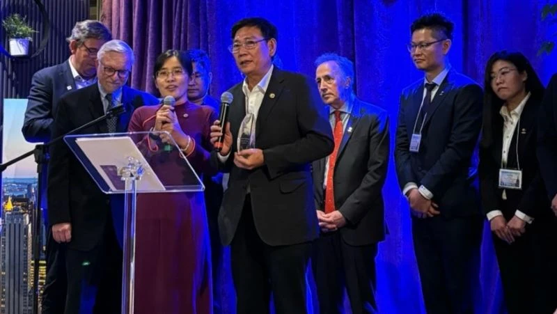Phó Chủ tịch Thường trực Ủy ban nhân dân tỉnh Bình Dương Mai Hùng Dũng nhận giải thưởng và phát biểu ý kiến tại sự kiện. 