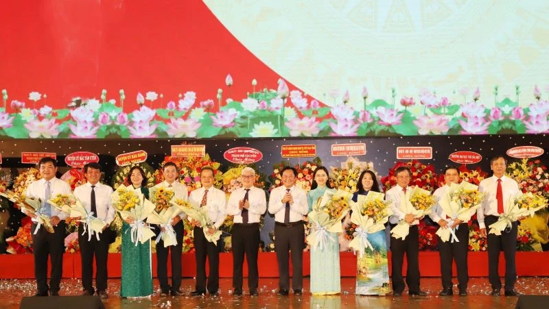 Lãnh đạo tỉnh Bình Dương trao tặng hoa chúc mừng các cơ quan chuyên trách tham mưu, giúp việc của Tỉnh ủy và đại diện các Ban Đảng Trung ương.