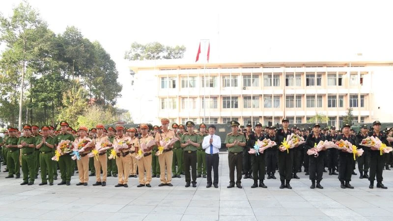 Toàn cảnh buổi lễ ra quân tấn công trấn áp tội phạm.