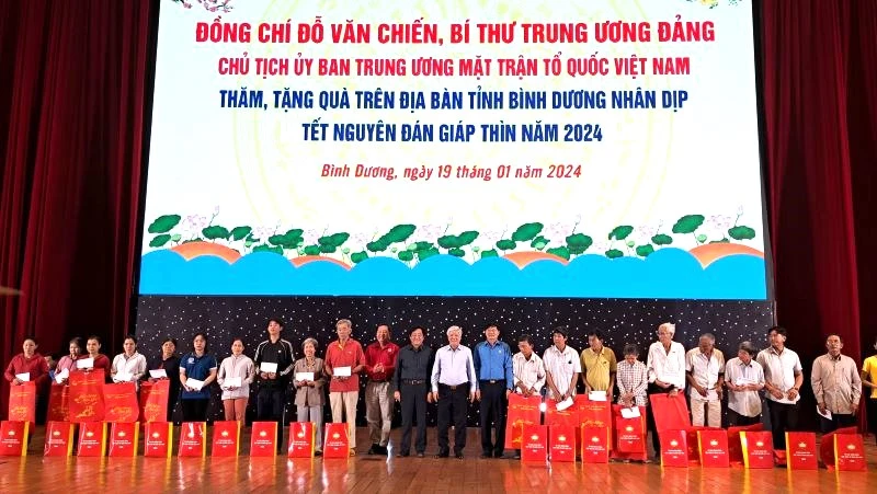 Đồng chí Đỗ Văn Chiến và lãnh đạo Tổng Liên đoàn Lao động Việt Nam, lãnh đạo tỉnh Bình Dương trao tặng quà cho công nhân lao động, người dân có hoàn cảnh khá khăn. 