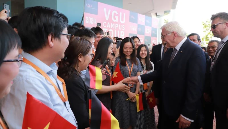 Sinh viên Trường đại học Việt Đức chào mừng Tổng thống Frank-Walter Steinmeier và phái đoàn Đức đến thăm trường.