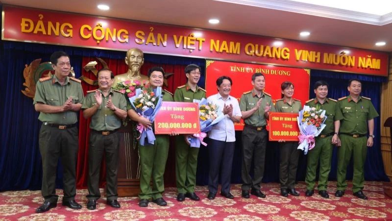 Phó Bí thư Thường trực Tỉnh ủy Bình Dương Nguyễn Hoàng Thao (thứ năm từ trái sang) biểu dương và trao thưởng cho các đơn vị.