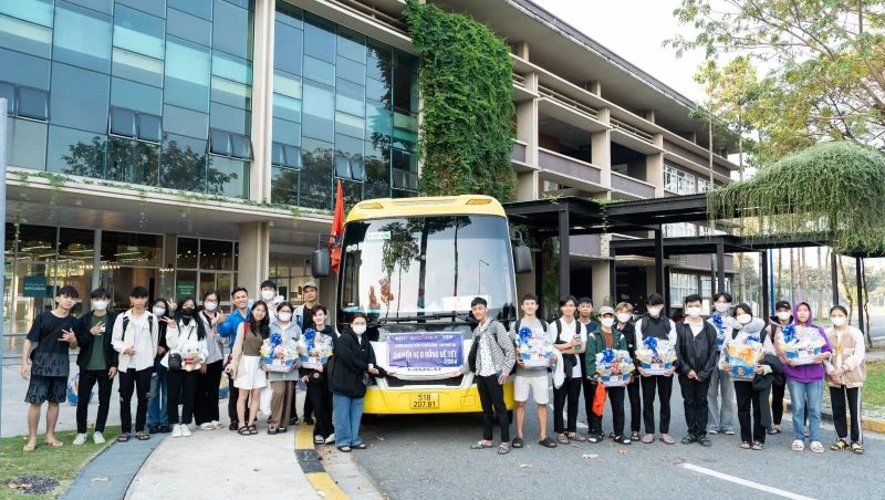 Chuyến xe 0 đồng chuẩn bị xuất phát đưa sinh viên Trường đại học quốc tế Miền Đông về quê đón Tết.