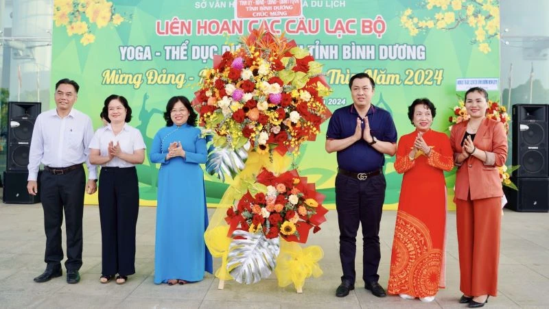 Lãnh đạo tỉnh Bình Dương trao tặng hoa chúc mừng cho Ban tổ chức liên hoan.