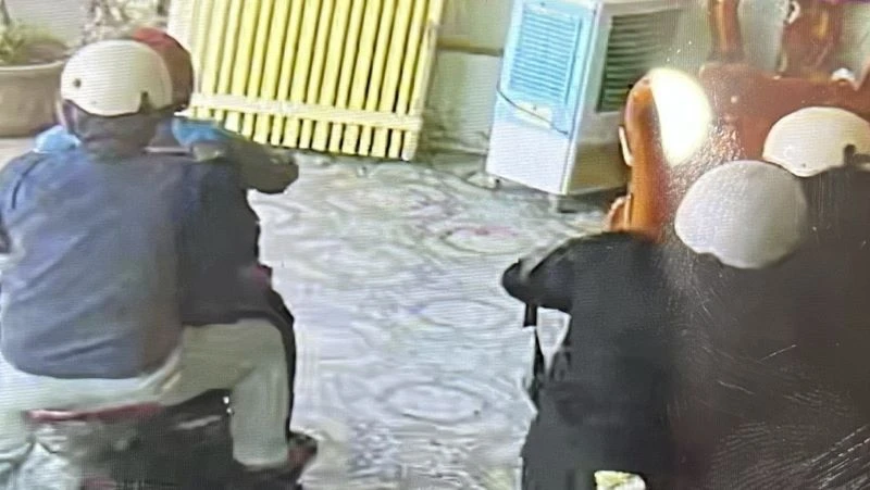 Camera ghi lại hình ảnh các đối tượng nghi cướp tiệm vàng.