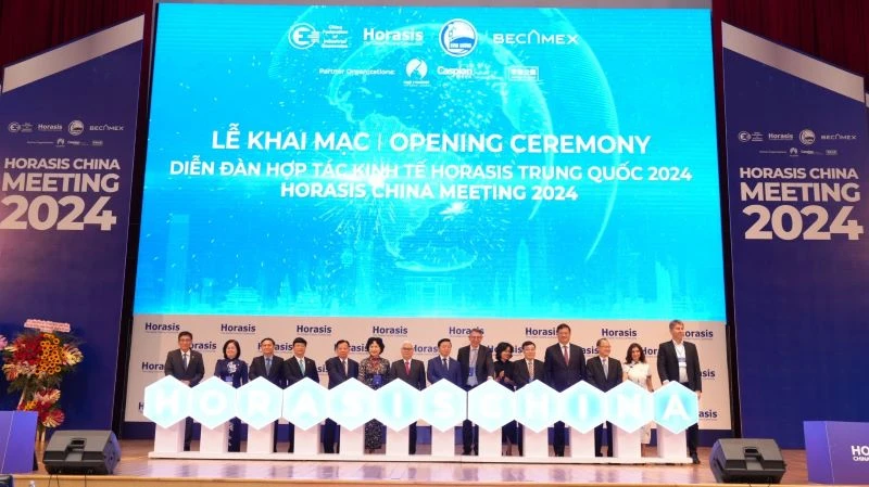 Phó Thủ tướng Chính phủ Trần Hồng Hà và các đại biểu thực hiện nghi thức khai mạc Diễn đàn hợp tác kinh tế Horasis Trung Quốc 2024. 