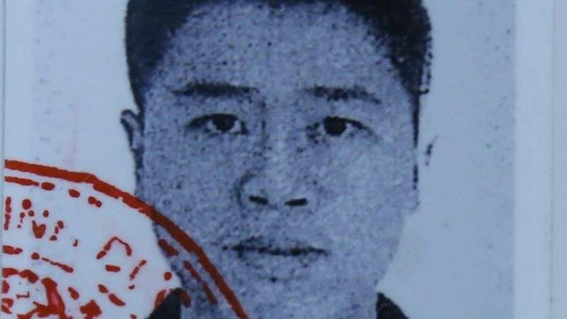 Bị can Liang Ren Yang bị truy nã đặc biệt về tội Vi phạm quy định về tham gia giao thông đường bộ. 