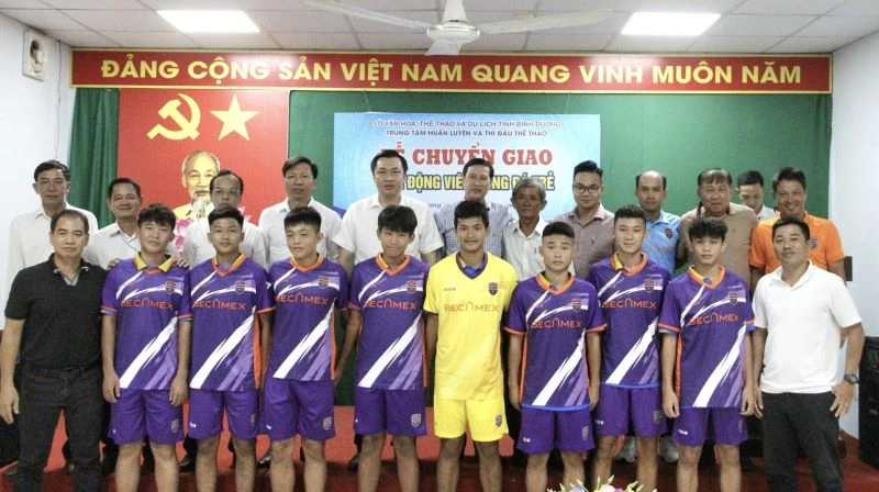 Các đại biểu chụp hình lưu niệm cùng các vận động viên U15 được chuyển giao cho Câu lạc bộ bóng đá trẻ Becamex Bình Dương. 