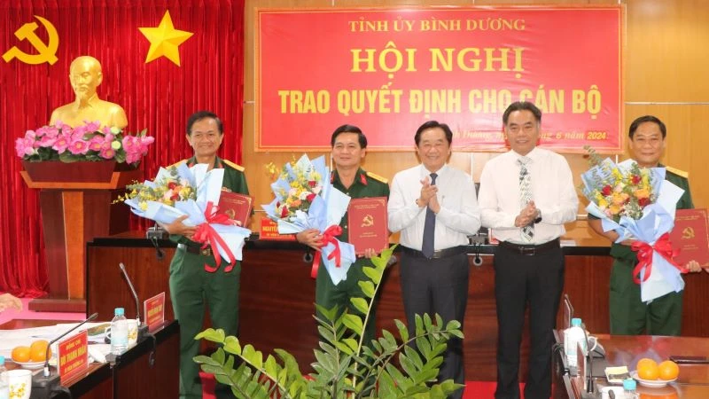 Lãnh đạo tỉnh Bình Dương trao các Quyết định của Bộ Quốc phòng cho các đồng chí lãnh đạo Bộ Chỉ huy quân sự tỉnh Bình Dương. 