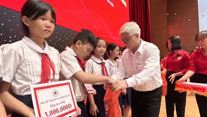 Bí thư Tỉnh ủy Bình Dương Nguyễn Văn Lợi trao tặng học bổng và quà cho học sinh có hoàn cảnh khó khăn.