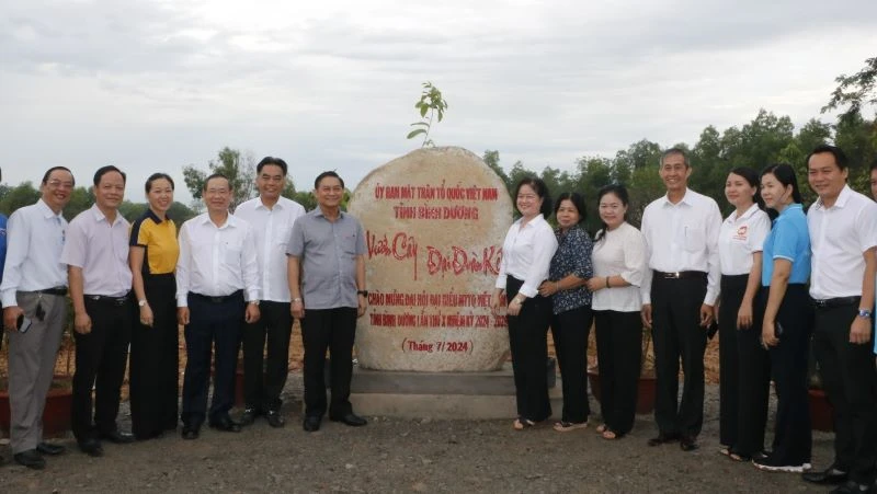 Các đại biểu chụp hình lưu niệm tại công trình "Vườn cây Đại đoàn kết".