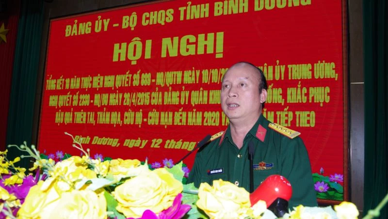 Đại tá Nguyễn Đình Chuẩn, Tỉnh ủy viên, Phó Bí thư Thường trực Đảng ủy Quân sự, Chính ủy Bộ Chỉ huy Quân sự tỉnh Bình Dương chủ trì hội nghị.