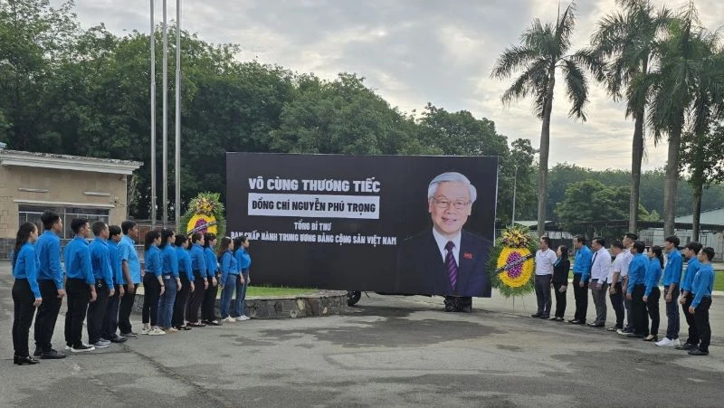 Đại diện Liên đoàn Lao động tỉnh Bình Dương, chính quyền địa phương và Công đoàn cơ sở Công ty Trách nhiệm hữu hạn giày Vĩnh Nghĩa tưởng niệm Tổng Bí thư Nguyễn Phú Trọng. 