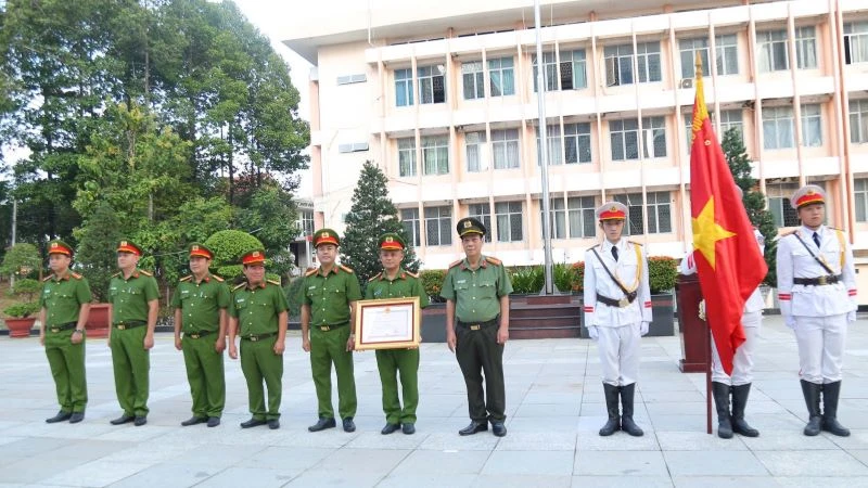 Đại tá Nguyễn Văn Dựt, Phó Giám đốc Công an tỉnh Bình Dương trao tặng Huân chương chiến công hạng Nhì cho Phòng Cảnh sát hình sự Công an tỉnh. 