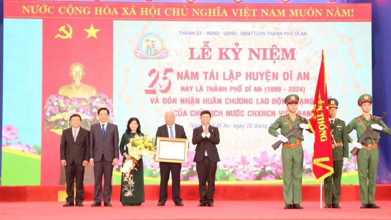 Thừa ủy nhiệm, Chủ tịch Ủy ban nhân dân tỉnh Bình Dương Võ Văn Minh trao Huân chương Lao động hạng Nhất cho Đảng bộ, chính quyền và nhân dân thành phố Dĩ An.