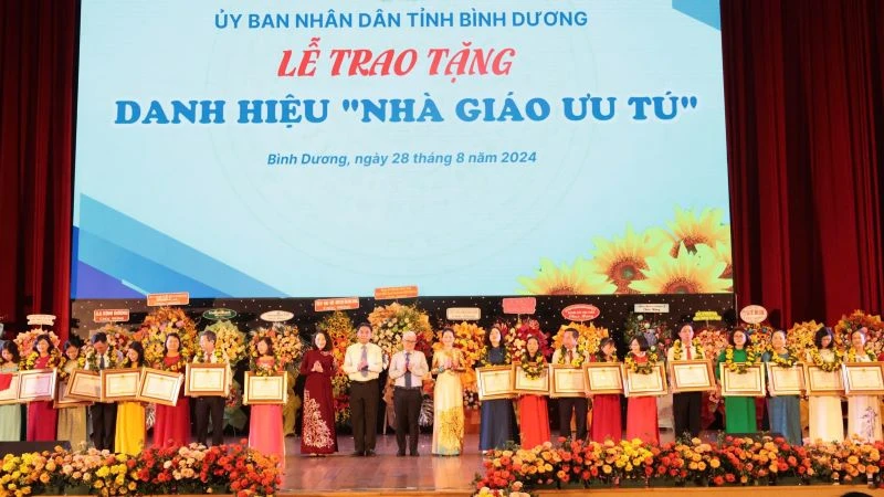 Lãnh đạo tỉnh Bình Dương trao tặng danh hiệu “Nhà giáo ưu tú” cho các nhà giáo. 