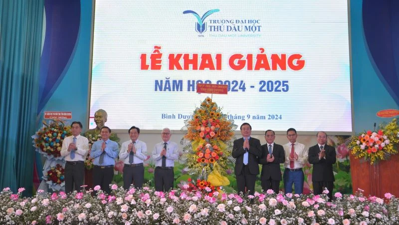 Lãnh đạo tỉnh Bình Dương trao tặng hoa chúc mừng lễ khai giảng năm học mới của Trường đại học Thủ Dầu Một.