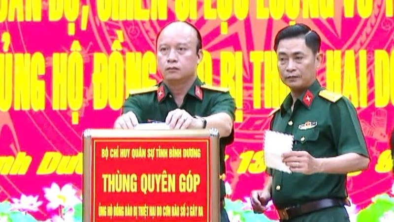 Thủ trưởng Bộ Chỉ huy Quân sự tỉnh Bình Dương quyên góp ủng hộ đồng bào bị ảnh hưởng do cơn bão số 3.