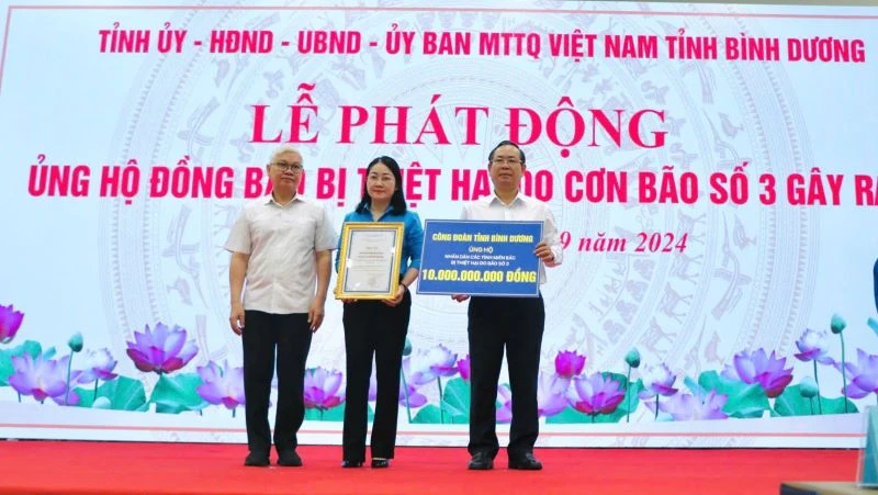 Lãnh đạo tỉnh Bình Dương tiếp nhận ủng hộ và trao bảng tri ân cho các đơn vị.