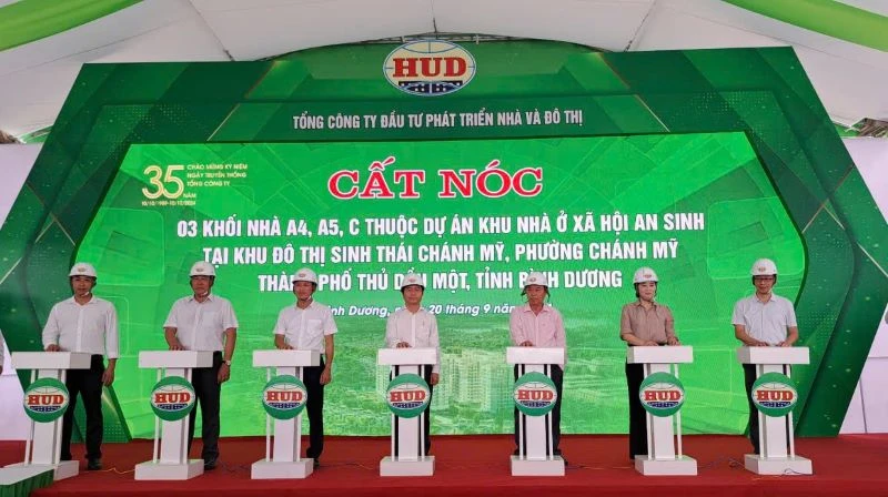 Lãnh đạo Tổng công ty HUD và các đại biểu thực hiện thức phát động thi đua hoàn thành dự án và cất nóc 3 khối nhà dự án Khu nhà ở xã hội An Sinh. 