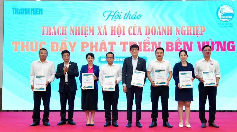 Ban tổ chức biểu dương các đơn vị tại hội thảo.