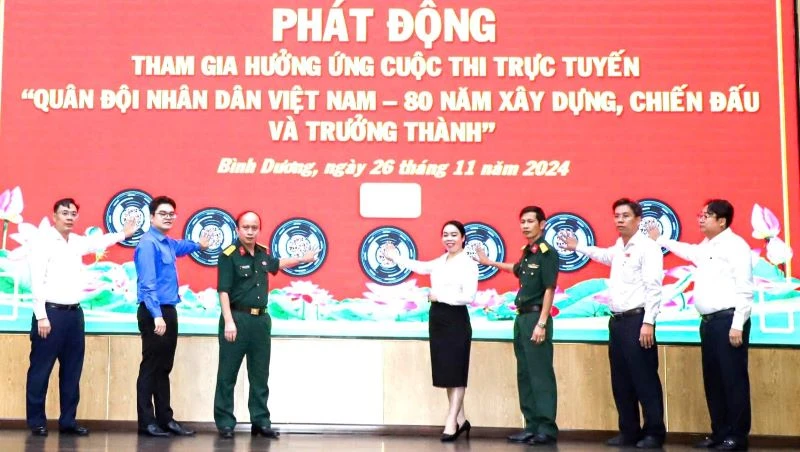 Các đại biểu thực hiện nghi thức phát động tham gia hưởng ứng Cuộc thi trắc nghiệm trực tuyến “Quân đội nhân dân Việt Nam - 80 năm xây dựng, chiến đấu, trưởng thành”.