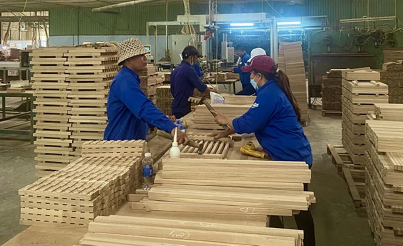 Nhiều doanh nghiệp ngành gỗ vẫn sản xuất cầm chừng do đơn hàng ngắn hạn và thị trường chưa thực sự ổn định.