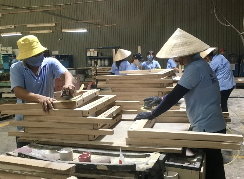 Sản xuất sản phẩm gỗ xuất khẩu tại Công ty Cổ phần gỗ Minh Dương (Bình Dương).