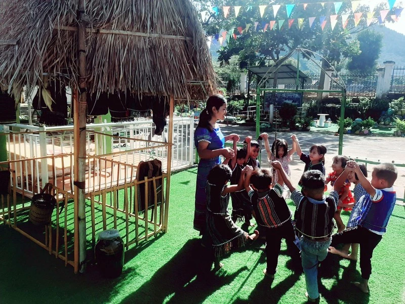 Cô giáo và các học sinh mầm non người dân tộc Cơ Ho, huyện Đam Rông, tỉnh Lâm Đồng.