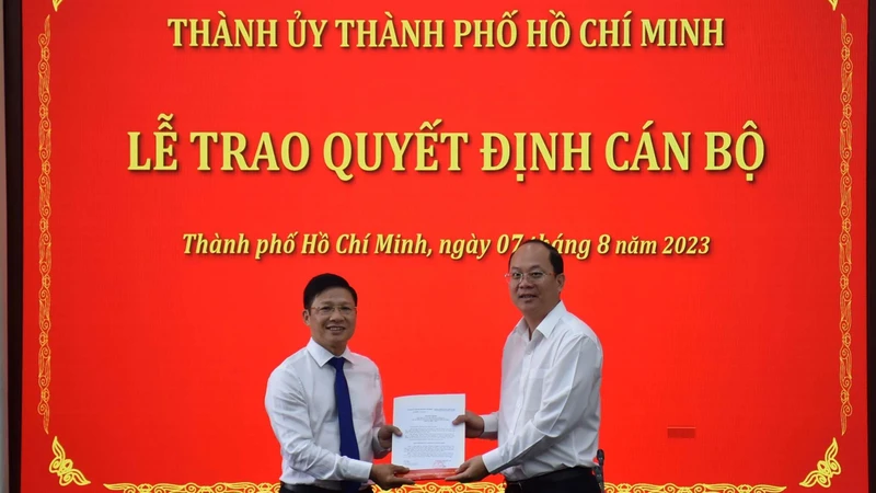 Phó Bí thư Thành ủy Thành phố Hồ Chí Minh Nguyễn Hồ Hải trao quyết định cho đồng chí Võ Minh Tuấn.