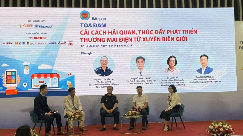 Các diễn giả tham gia Tọa đàm “Cải cách hải quan, thúc đẩy phát triển thương mại điện tử xuyên biên giới”.