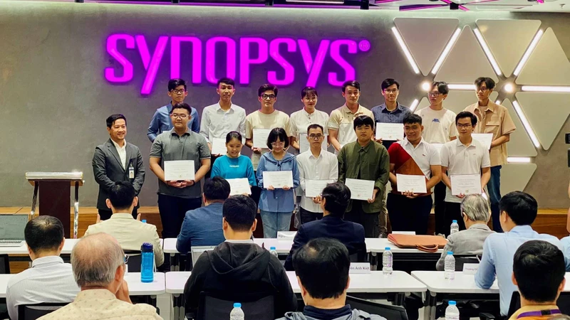 Các học viên xuất sắc được cấp chứng nhận chuẩn quốc tế về thiết kế vi mạch từ Synopsys.