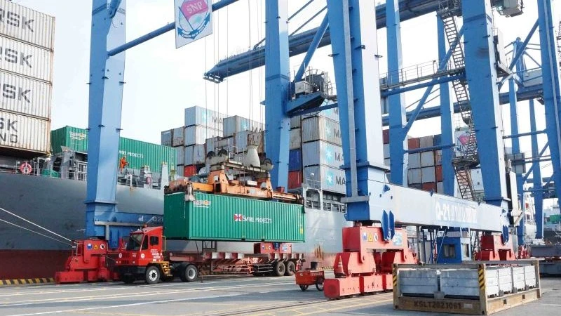 Bốc xếp hàng hóa xuất, nhập khẩu tại Cảng Cát Lái, thành phố Thủ Đức, Thành phố Hồ Chí Minh.