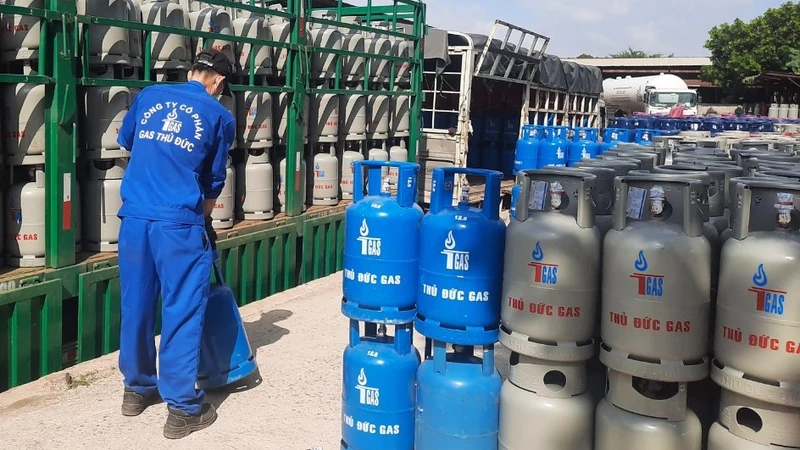 Giá gas bán lẻ trong nước liên tục tăng theo giá gas nhập khẩu thế giới.