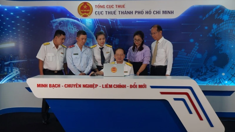 Lãnh đạo Cục Thuế Thành phố Hồ Chí Minh bấm nút quay thưởng tìm "Hóa đơn may mắn" quý III/2023.