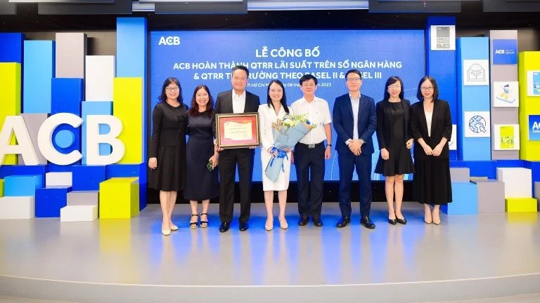 Lãnh đạo ACB đón chứng nhận hoàn thành khung quản lý rủi ro lãi suất từ đại diện PwC.