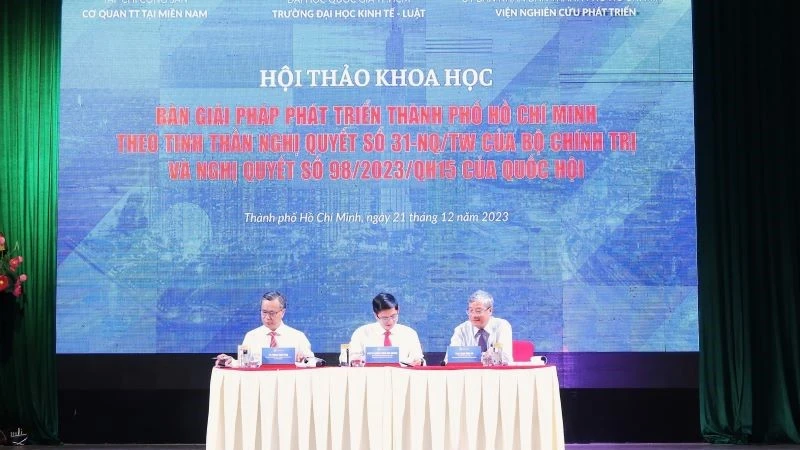 Các đại biểu chủ trì Hội thảo “Bàn giải pháp phát triển Thành phố Hồ Chí Minh theo tinh thần Nghị quyết số 31-NQ/TW của Bộ Chính trị và Nghị quyết số 98/2023/QH15 của Quốc hội”.