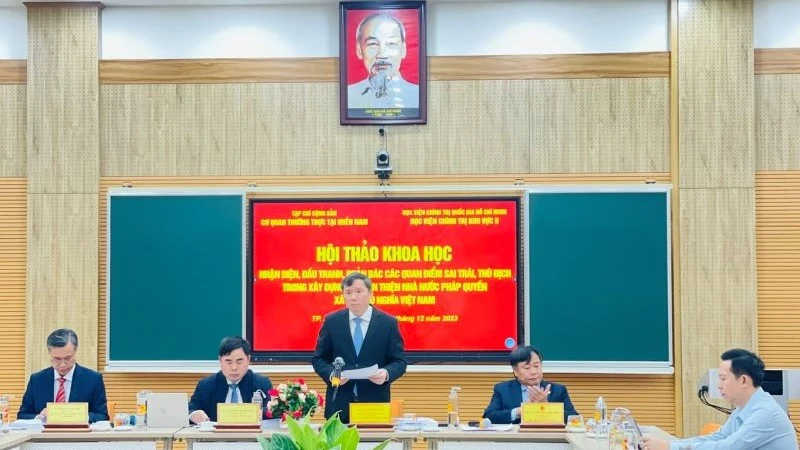 Các đại biểu chủ toạ Hội thảo “Nhận diện, đấu tranh, phản bác các quan điểm sai trái thù địch trong xây dựng và hoàn thiện Nhà nước pháp quyền Xã hội chủ nghĩa Việt Nam”.